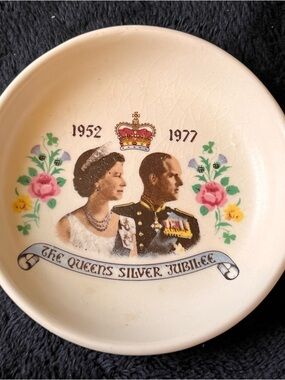 ❌SOLD 
Commemorative Queen's Silver Jubilee Decorative  - Pink Floral